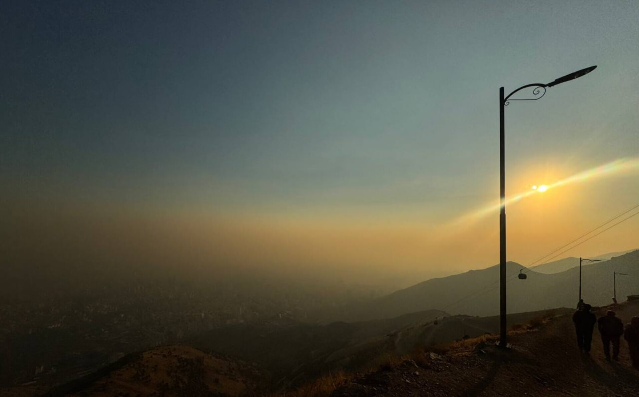 شاخص کیفیت هوا (AQI) به ۶ دسته اصلی تقسیم‌بندی می‌شود. بر اساس این تقسیم‌بندی از عدد صفر تا ۵۰ هوا «پاک»، از ۵۱ تا ۱۰۰ هوا «قابل قبول یا متوسط»، از ۱۰۱ تا ۱۵۰ هوا «ناسالم برای گروه‌های حساس»، از ۱۵۱ تا ۲۰۰ هوا «ناسالم»، از ۲۰۱ تا ۳۰۰ هوا «بسیار ناسالم» و از ۳۰۱ تا ۵۰۰ شرایط کیفی هوا «خطرناک» است. سوال اینکه آقای زاکانی و اهالی ساختمان بهشت، احیانا نظری درباره این وضعیت اسفناک نداشته یا دور از جان، بنایی برای چاره‌اندیشی در راستای حداقلی از رفع این مصیبت ندارند؟ شهرداری که به دلیل انجام وظایف بدیهی، ذاتی و حتی پیش پا افتاده خود به مانند آسفالت کردن و نوسازی پوشش سطحی معابر شهری در آستانه انتخابات شورای شهر بنر‌های عریض و طویل در بیلبورد‌های شهری نصب و با شعار «شهرداری از تهران تا سئول را آسفالت کرد» به منت گذاشتن بر سر شهروندان مبادرت می‌کند؛ نظری درباره این تصویر و عمق فاجعه مستتر در آن ندارد؟