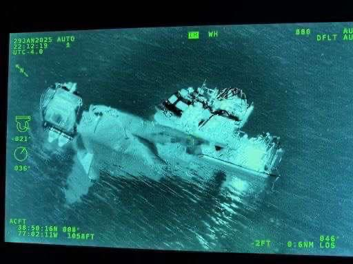 تصاویری از لاشه هواپیما و بالگرد سقوط کرده آمریکا در رودخانه «پودماک»