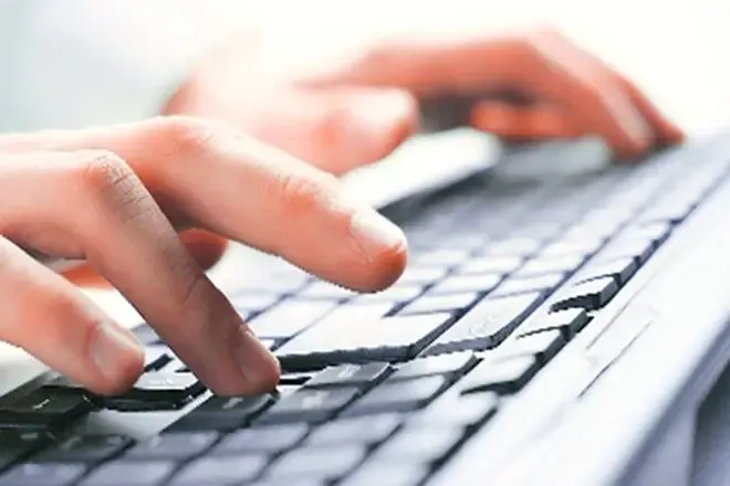 آیا هریک از اپراتورهای بزرگ موبایل تا برنامه‌های اپ ایرانی میتوانند ادعا کنند کلید دسترسی زیرساختی و محتوایی آنها طبق نظامات حاکم بر تنظیم مقررات و ارتباطات رادیویی در اختیار وزارت اطلاعات نیست؟