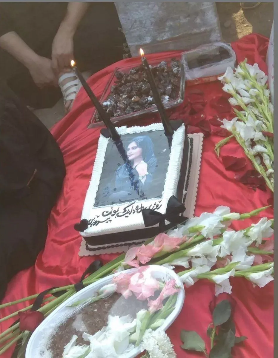 دیروز پنجشنبه‌ ٣١شهریور شهروندان سقز بر سر مزار ژینا (مهسا) حاضر شدند و تولد ٢٣سالگیش را جشن گرفتند 