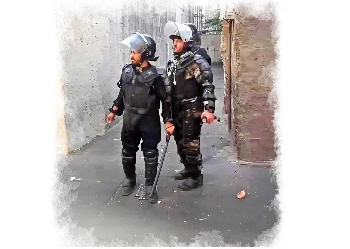 روزنامه فرهیختگان: پلیس‌نماها شناسایی نشدند؟ افرادی که با لباس پلیس اموال مردم را تخریب کردند معرفی کنید؛ اعلام کنید بعد از گذشت سه ماه چه برخوردی با «پلیس‌نماها» شد؟