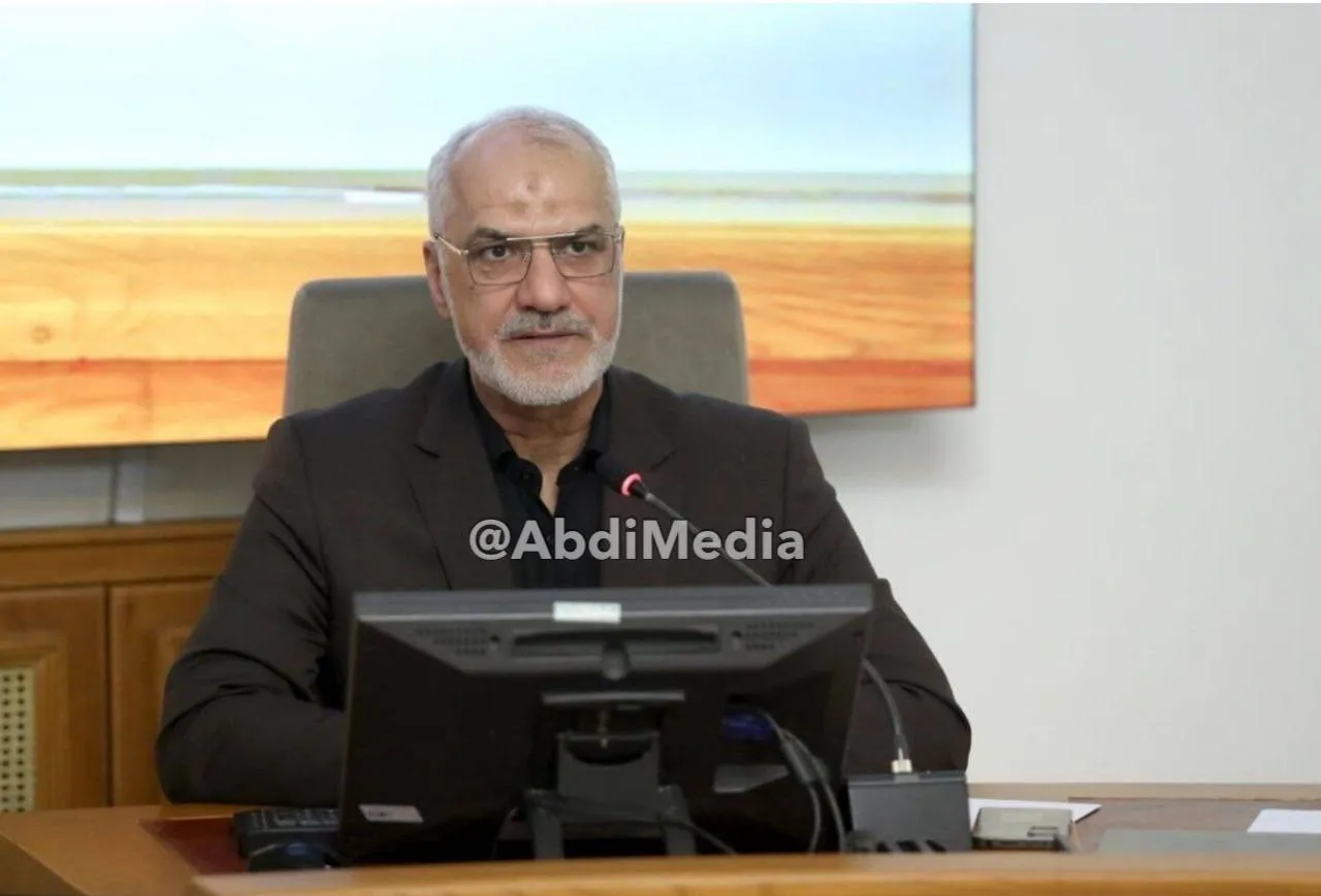 اولین تصویر از حسینی محراب استاندار جدید خوزستان که پس از سوابق متعدد میانی و ارشد اطلاعاتی پیش از این گویا در قرار گاه امنیت غذایی و حوزه معاون اول رییس جمهور و دبیر خانه شورای عالی امنیت ملی مشغول به کار بود.