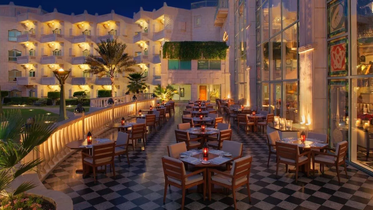 براساس اطلاعات چندین منبع، گویا نمایندگان مجلس در هتل ۵ ستاره گراند حیاط (حیات) مسقط ساکن بودند. 