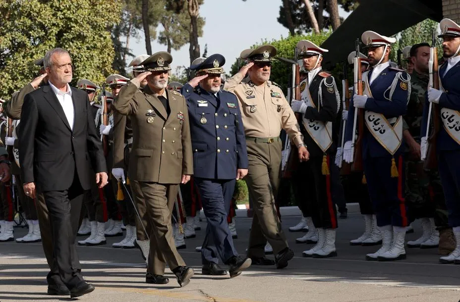 تصویری از بازدید رئیس‌جمهور ⁧از دانشکده‌ی فرماندهی و ستاد ⁧ارتش⁩