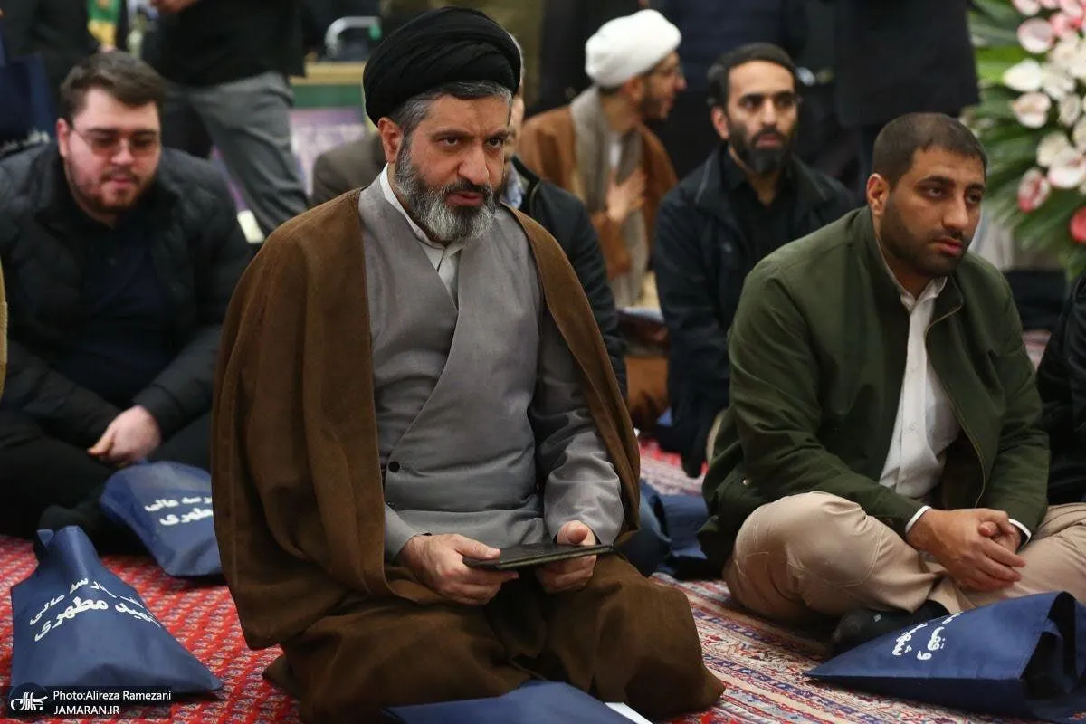 تصویری از حضور سید مسعود خامنه‌ای، فرزند آیت‌الله خامنه‌ای در مراسم ختم و بزرگداشت آیت‌الله محمد امامی کاشانی