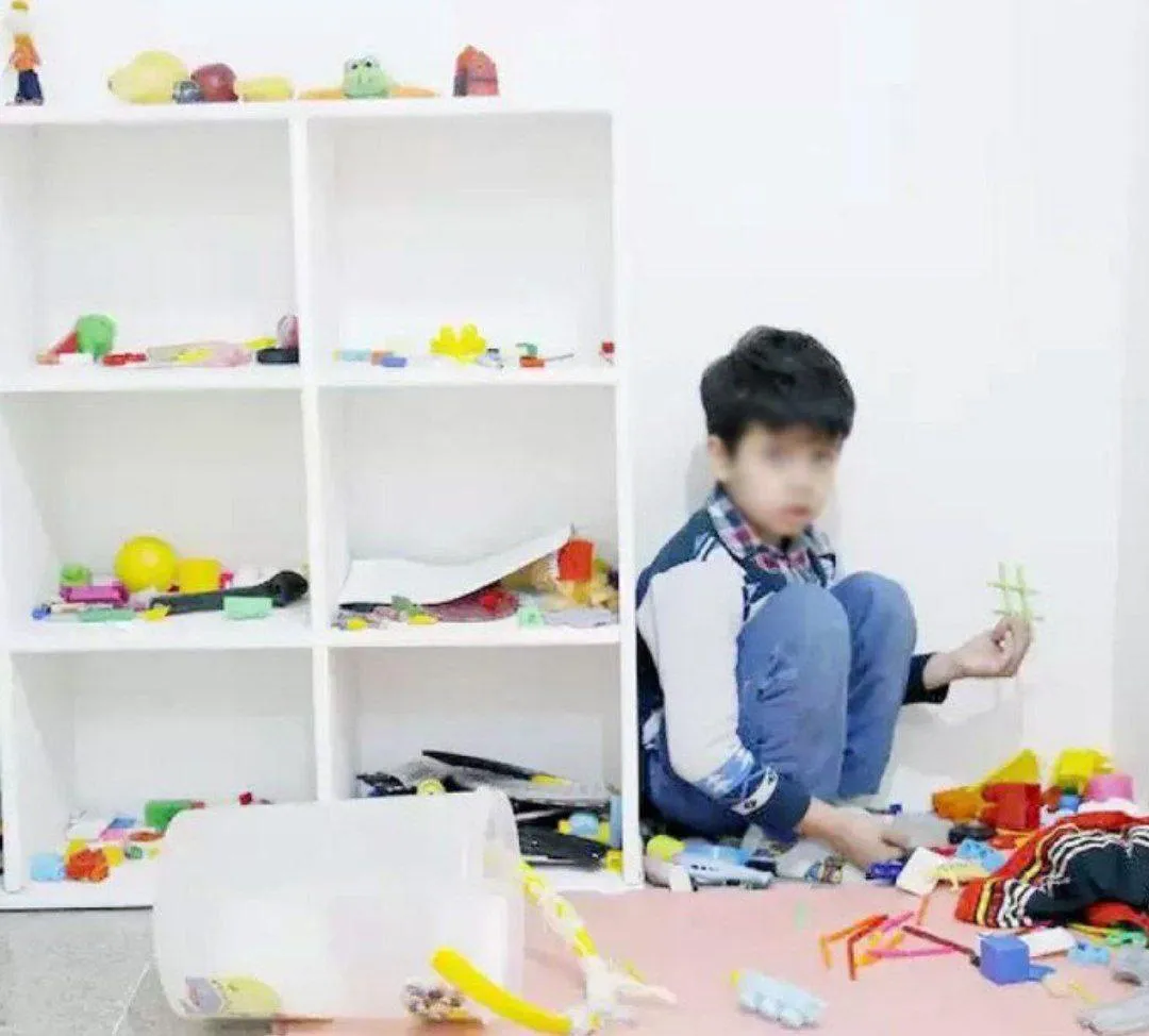 مادر جوان به شکل اتفاقی داخل اتاق درمان را می‌بیند که درمانگر عضوی از اعضای پسربچه‌اش با اختلال اتیسم را فشار می‌دهد تا با این کار او را تنبیه کند. 