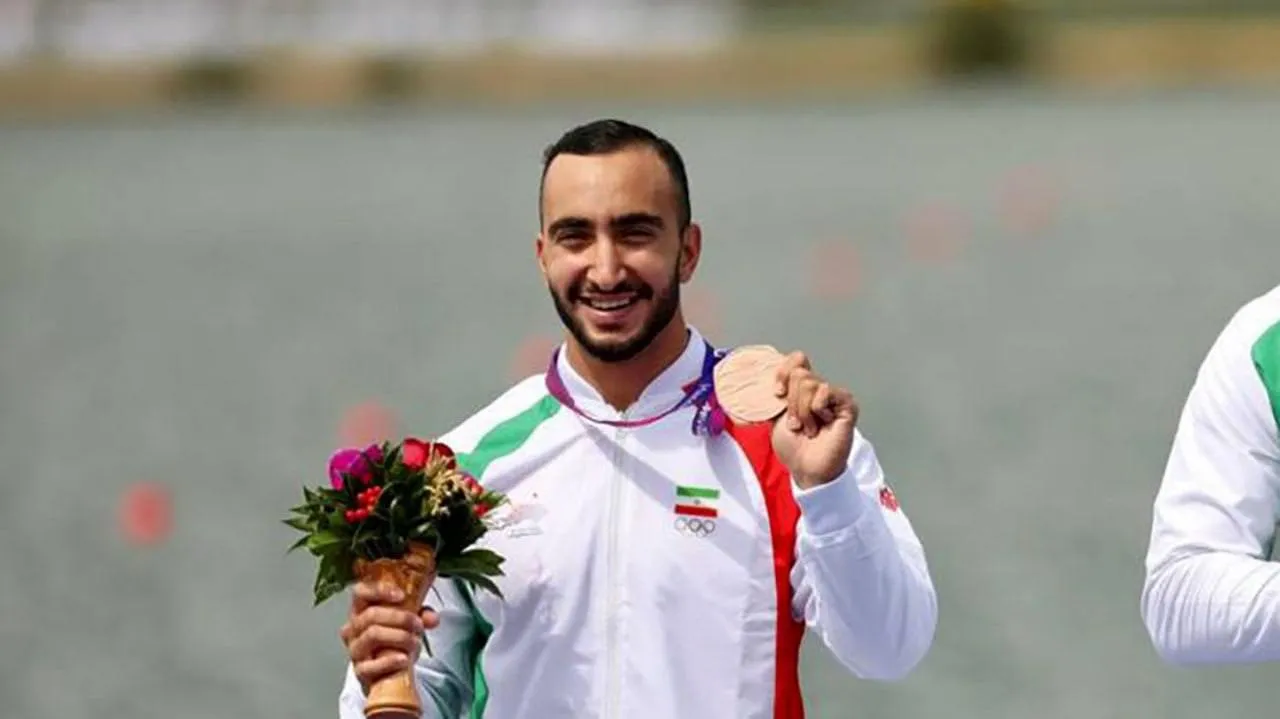 سپهر ساعتچی، ورزشکار قایقرانی که یکی از حاضران در کلیپ نامتعارف شهر رشت بود وضعیت نامشخصی دارد و در این زمینه خبر خودکشی آن در فضای خبری منتشر شده است./تابناک