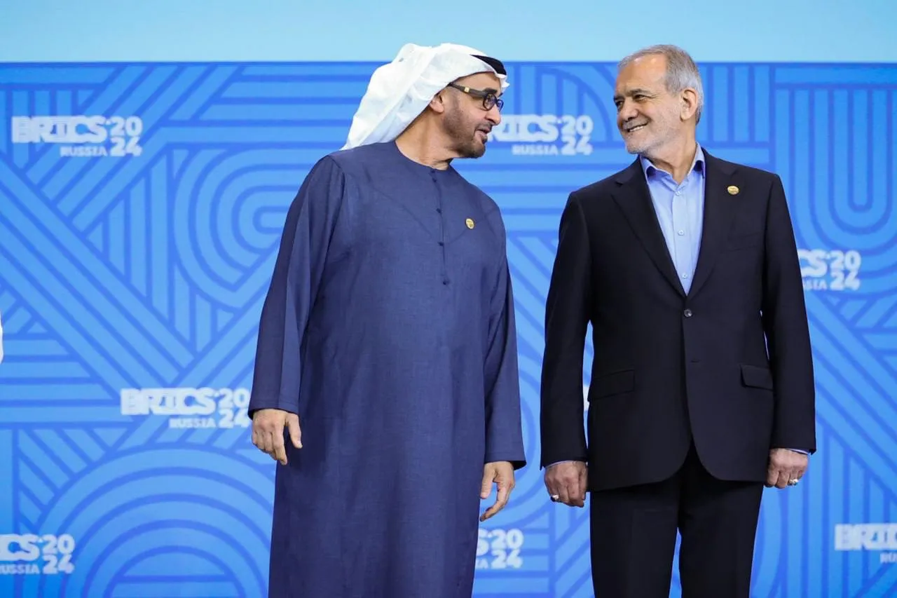 خوش و بش و عکس یادگاری مسعود پزشکیان با محمد بن زاید بن سلطان آل نهیان رئیس امارات و مدعی مالکیت جزایر سه‌گانه ایران در حاشیه نشست بریکس