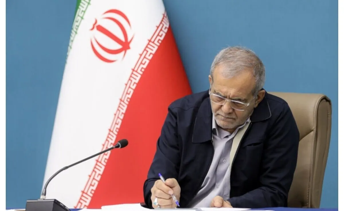  انتقاد شرق از حلقه نزدیکان پزشکیان/ چرا می‌گویید زود است از دولت انتقاد کنیم؟