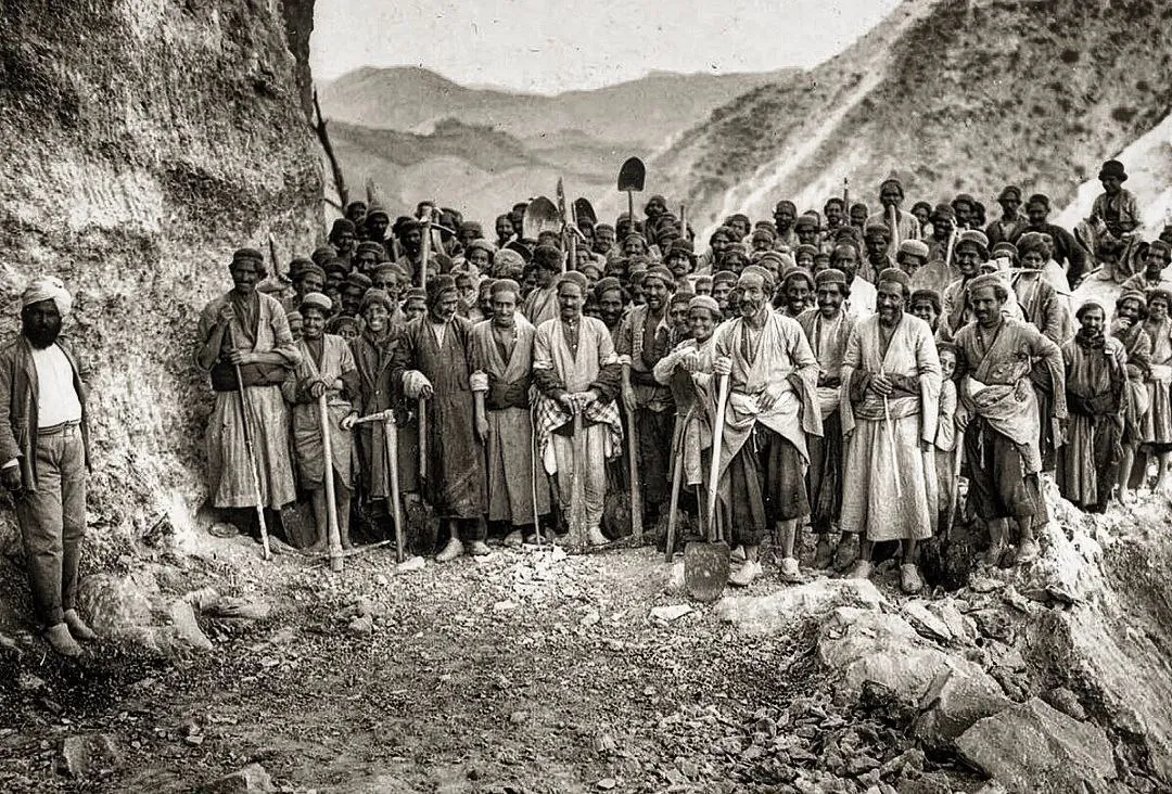  به مناسبت ۹۱ سالگی احداث جاده چالوس / مردانی که به سختی و با کمترین امکانات این جاده را ساختند.