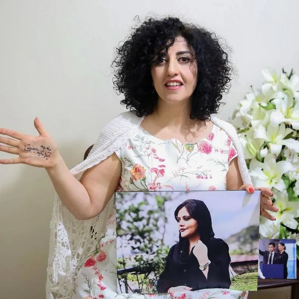  نخستین تصویر از نرگس محمدی، برنده جایزه صلح نوبل، پس از آزادی موقت از زندان منتشر شد.