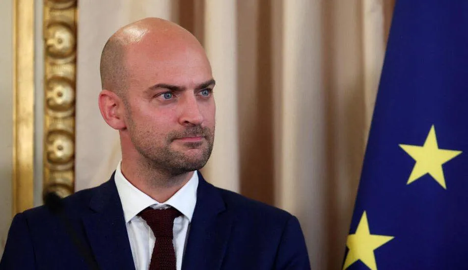 ژان-نوئل بارو، وزیر خارجه فرانسه اعلام کرد که وضعیت سه شهروند فرانسوی بازداشت‌شده در ایران رو به وخامت است و برخی از آن‌ها در شرایطی مشابه شکنجه نگهداری می‌شوند.