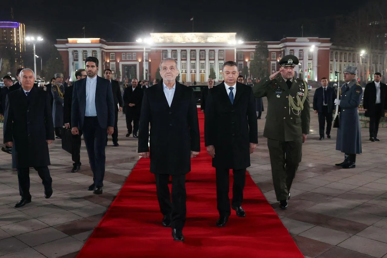  ادای احترام رئیس‌جمهور به نماد ملی تاجیکستان