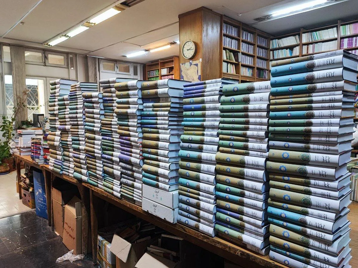  دانشگاه تهران با انتشار این عکس می‌گوید کتابخانه مرکزی دانشگاه تهران، کتاب‌های اهدایی بنیاد موقوفات دکتر محمود افشار را دریافت کرده است