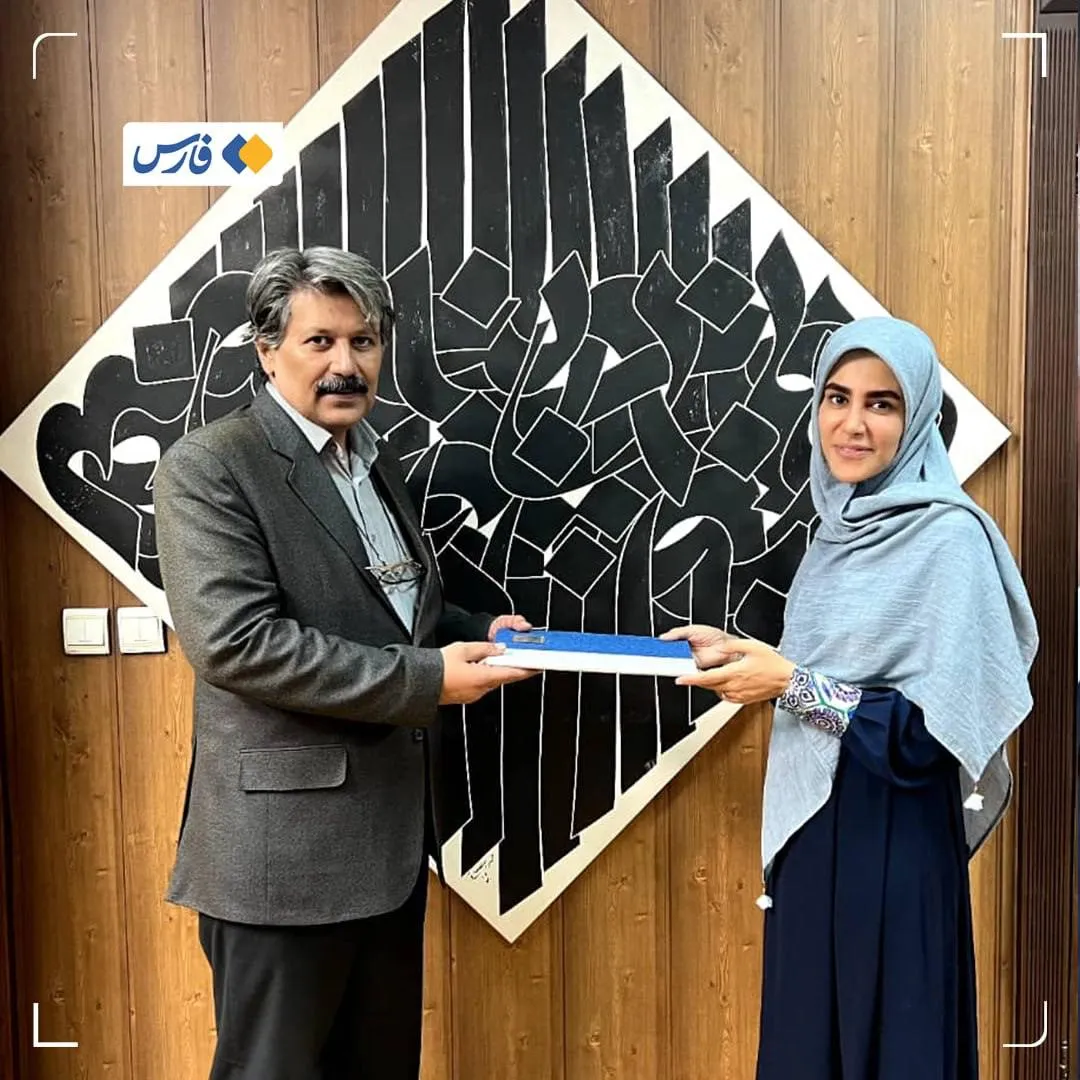  خبرگزاری فارس، نزدیک به سپاه گزارش داد که سعید اسلام‌زاده، مدیر روابط عمومی یکی از معاونت‌های وزارت ارشاد، به دلیل انتشار عکسی با دخترش بدون حجاب اجباری در شب یلدا، برکنار شده است.