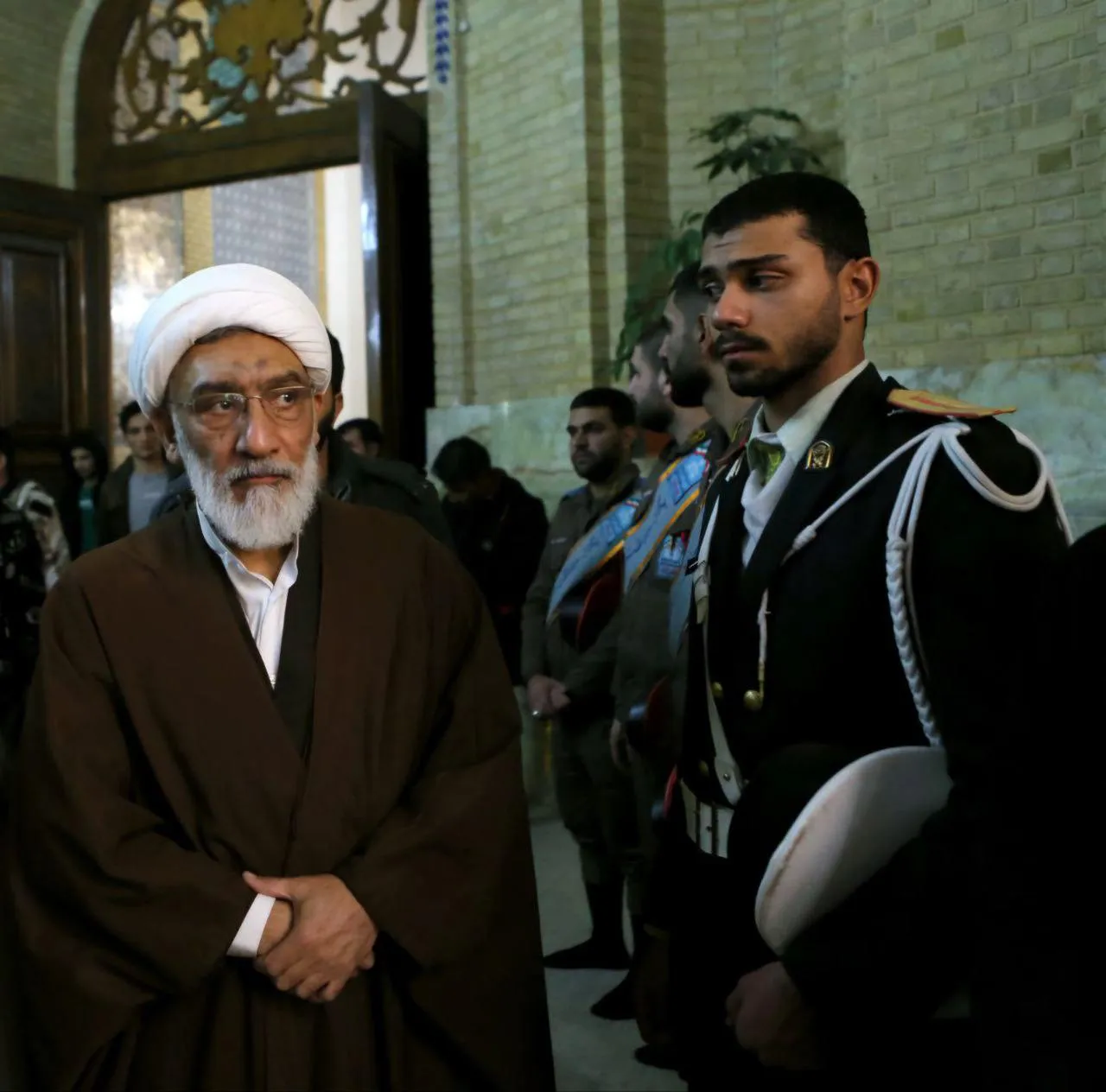  نگاه جالب دژبان به شیخ مصطفی پور محمدی در مراسم گرامیداشت قضات ترور شده در قم