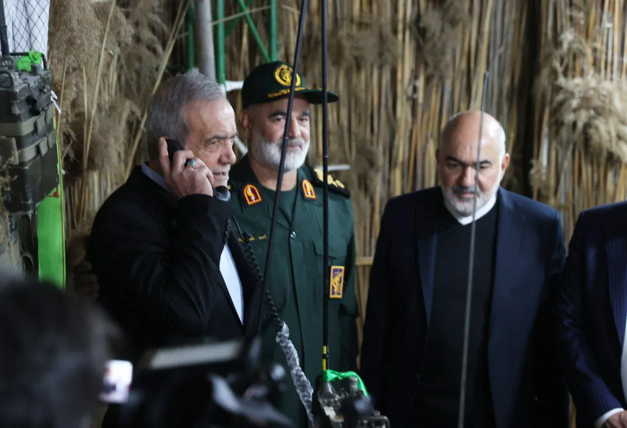  حضور پزشکیان در ستاد قرارگاه مرکزی کربلا 