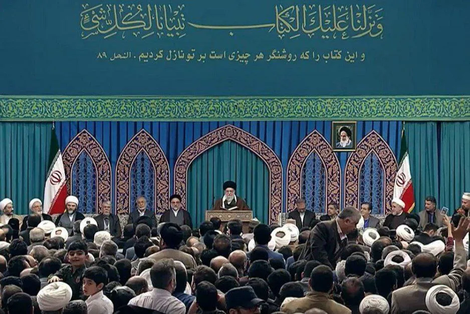 آیا ترکیب سخنان علنی امروز آیت‌الله خامنه‌ای و رونمایی موشکی سپاه و دیدار مسعود پزشکیان از دستاوردهای دفاعی و سخنان امروز محسنی اژیه در آرامگاه آیت‌الله خمینی و سخنان محمد باقر قالیباف در مجلس کاملاً اتفاقی است؟