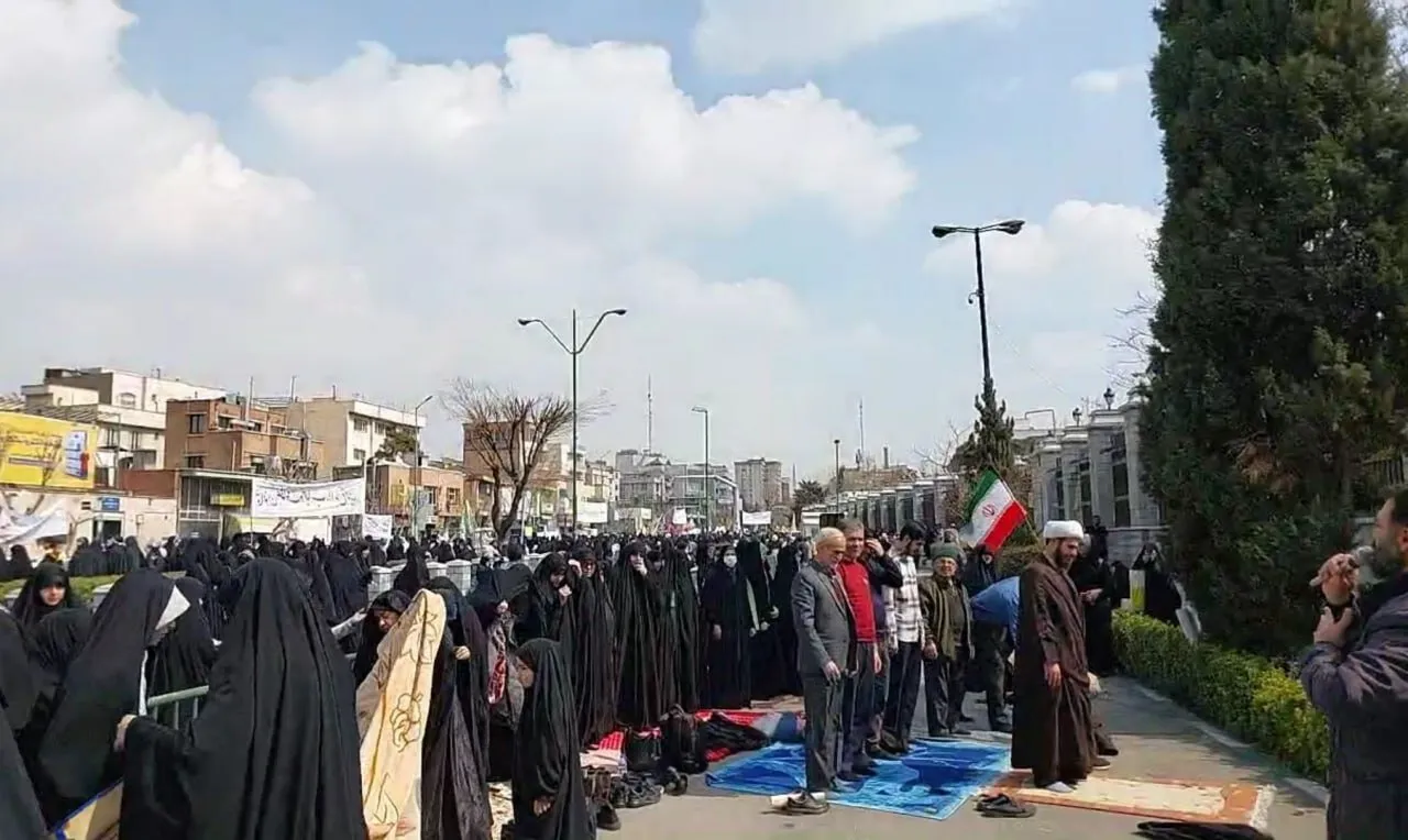  روایتی از تجمع غیرقانونی حامیان قانون حجاب مقابل مجلس/ چهره پرحاشیه وزارت کار دولت قبل: نمایندگان با فشار ایادی نفوذ دست از آرمان‌های اسلام برندارند