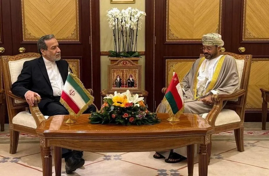  سید عباس عراقچی وزیر امور خارجه امروز در راس هیاتی به مسقط سفر کرد و با سید بدر البوسعیدی همتای عمانی خویش دیدار و گفتگو کرد.
