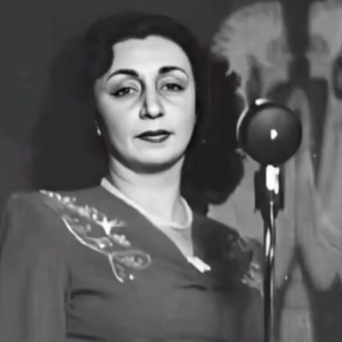 بشنوید | قسمت پنجاه و ششم ناشنیده‌ی زندگی شخصی و حرفه‌ای عزت روحبخش خواننده شهیر ایران