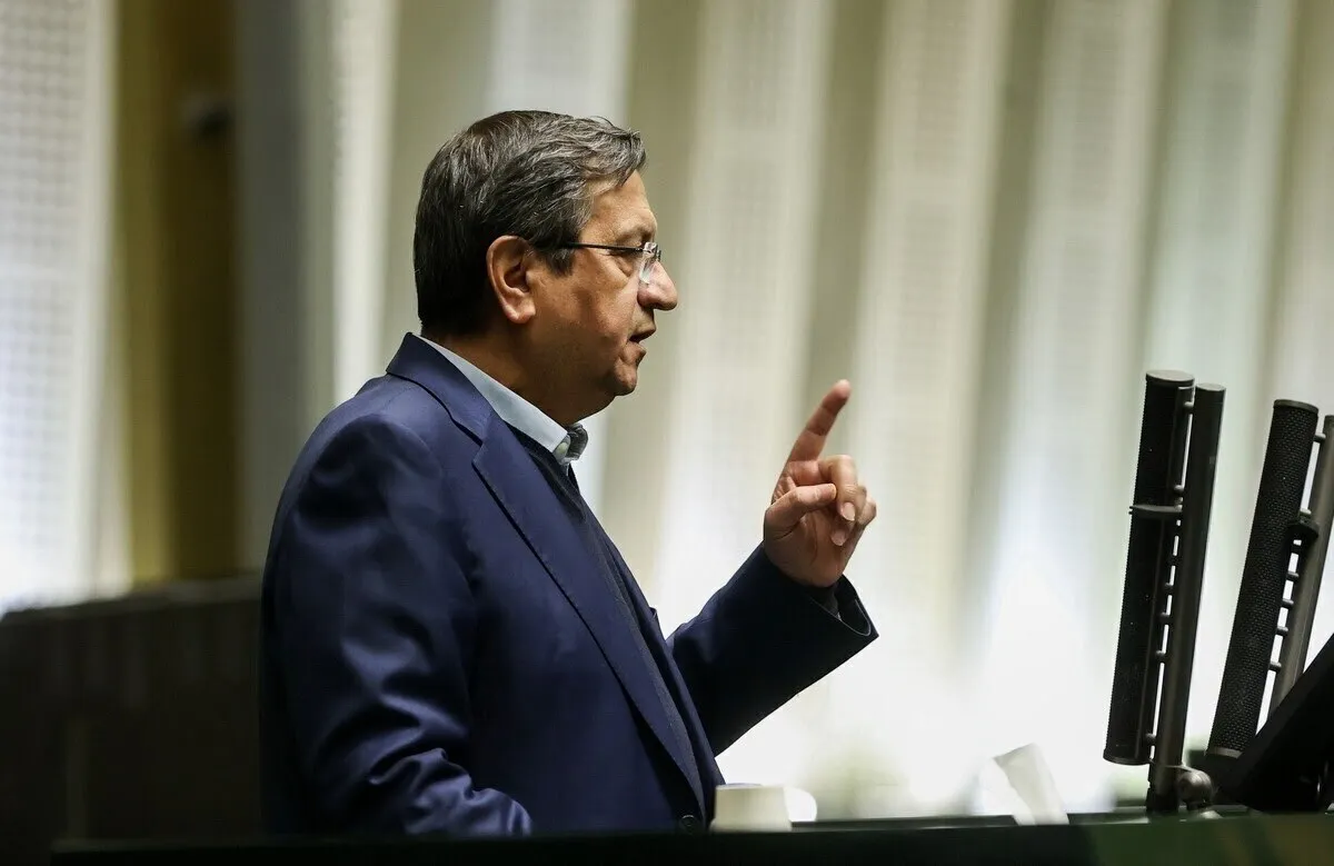 همتی: دلار ۹۲ تومانی واقعی نیست، باید پایین بیاید و پایین هم می‌آید