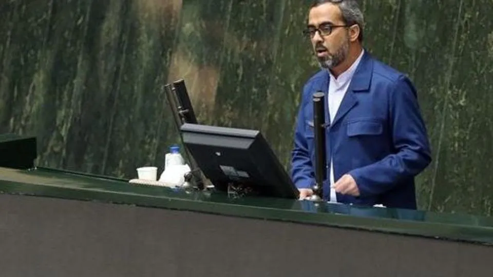 روح‌الله ایزدخواه، نماینده موافق استیضاح: ارزش پول ملی در این چند ماه ۶۲ درصد کاهش یافته است.