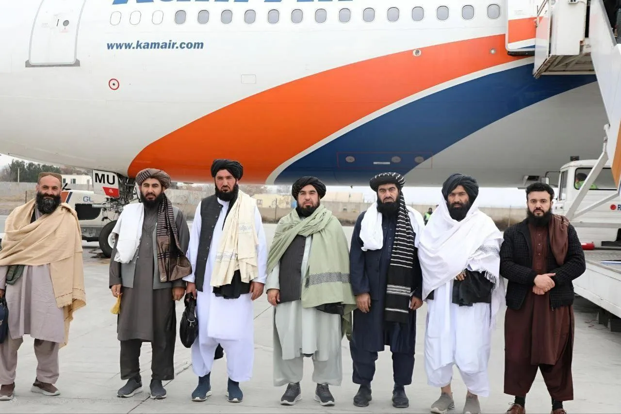 هيات بلندپایه طالبان عازم ایران شد 