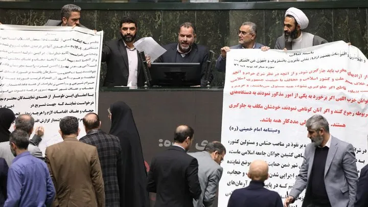  انتقاد روزنامه هم میهن از طومار مجلس و سخنان خطیب جمعه تهران برای حجاب/ چرا در برابر فساد3.7 میلیارد دلاری ساکتید؟