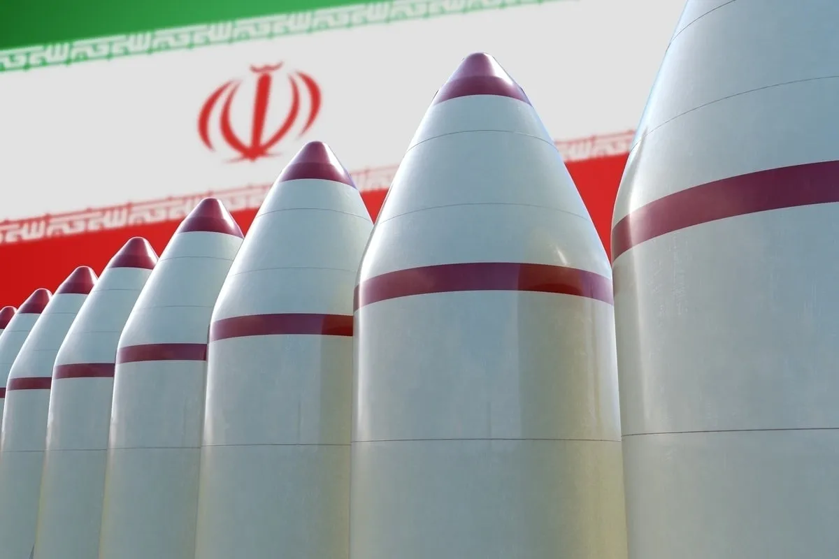  کیهان: یکی، دو بمب اتم هم بسازیم در مقابل بمب‌های آنها چیزی نیست/ آمریکا دنبال به تله انداختن ایران است نه توافق