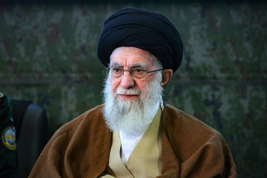 آیت‌الله روز پنجشنبه پیش از حرکت دونالد ترامپ و پس از استماع گزارش امین و راهبر واقعی و پشت صحنه مذاکرات، دستورات لازم را صادر کرد