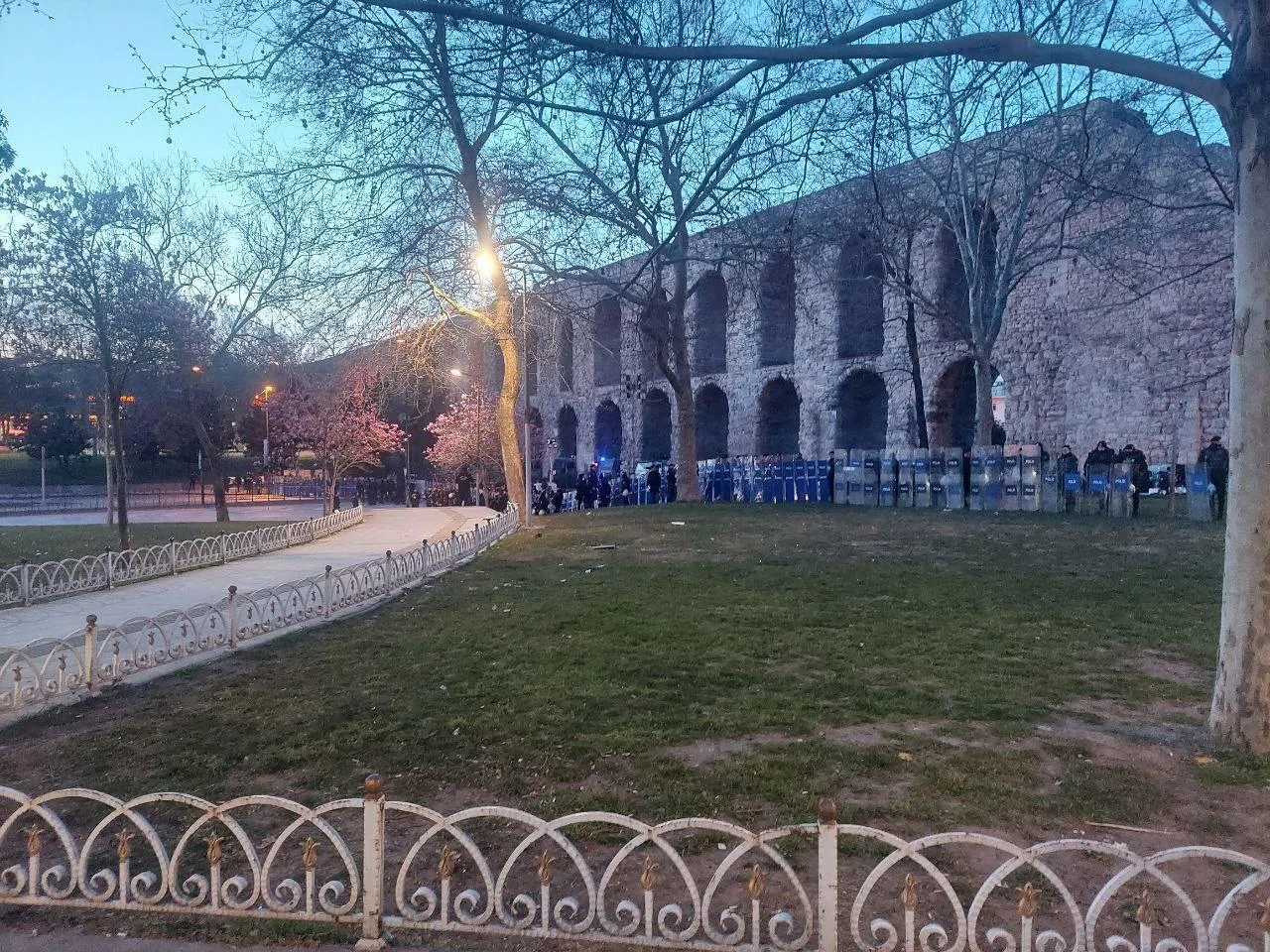  با ادامۀ تظاهرات در استانبول و آنکارا، پلیس ترکیه برخی خیابان‌ها را بست