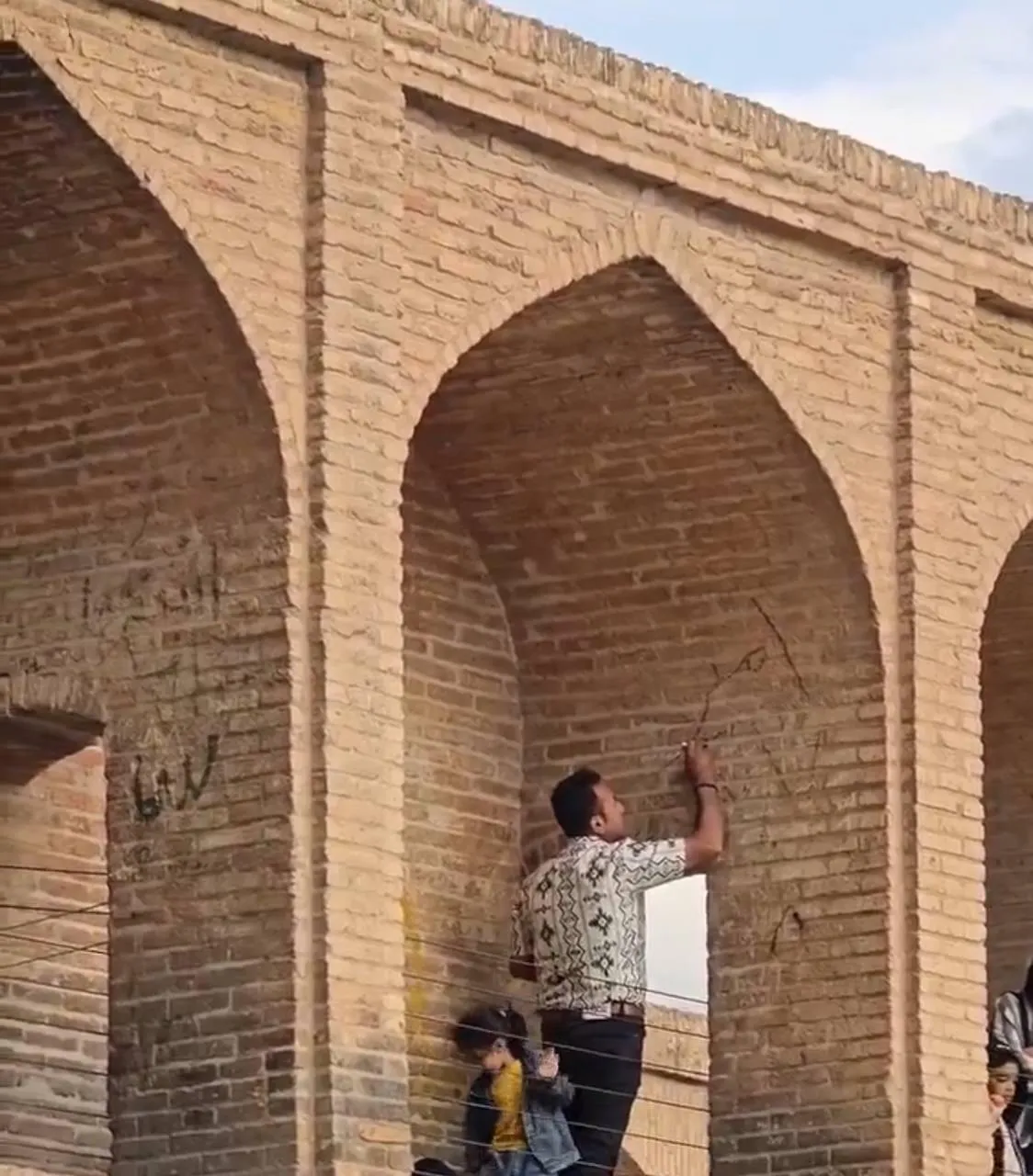  اقدام به موقع وزیر میراث فرهنگی، گردشگری و صنایع دستی / دیوارنویسی روی سی و سه پل اصفهان مورد پیگرد قانونی قرار می‌گیرد