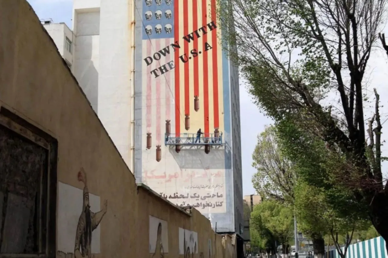  توضیحات سازمان زیباسازی شهرداری تهران درباره مرمت نقاشی دیواری «مرگ بر آمریکا»