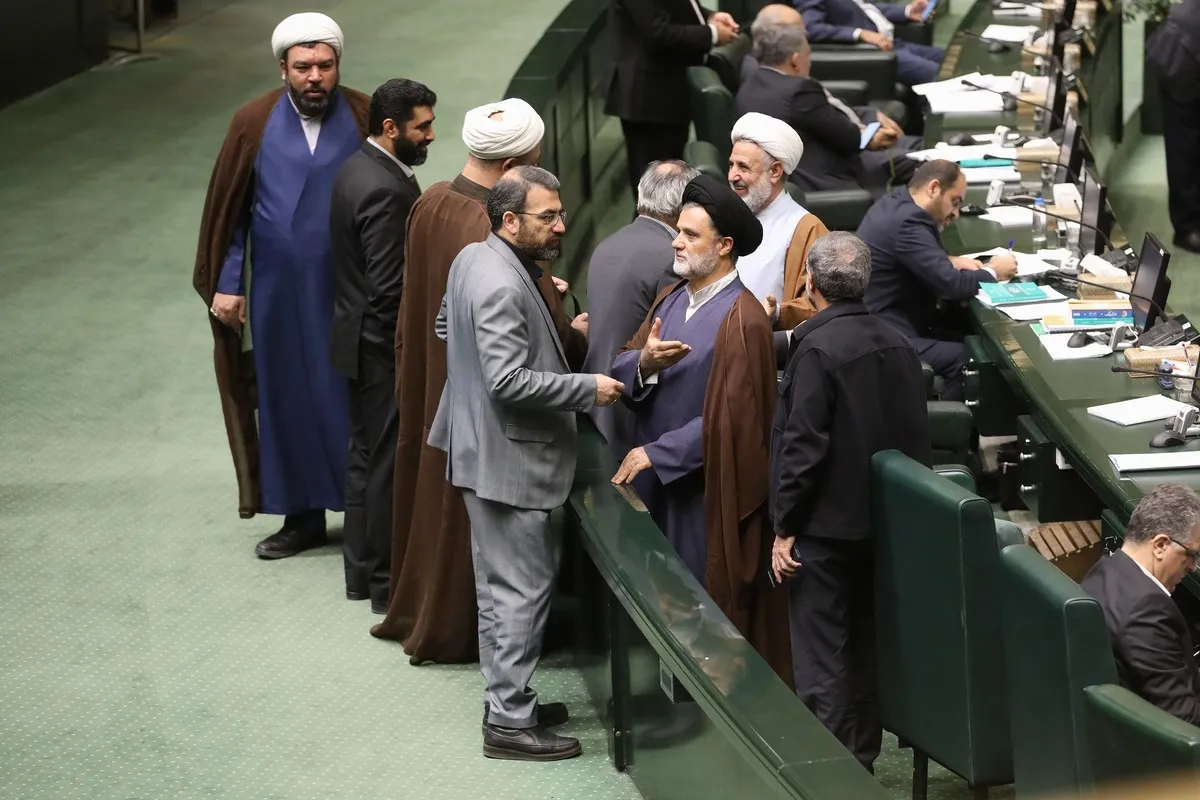روزنامه جمهوری اسلامی:همه کسانی که منافع شان در خطر است برای مقابله با مذاکره به میدان امده اند؛ حتی «اسکل نظام»