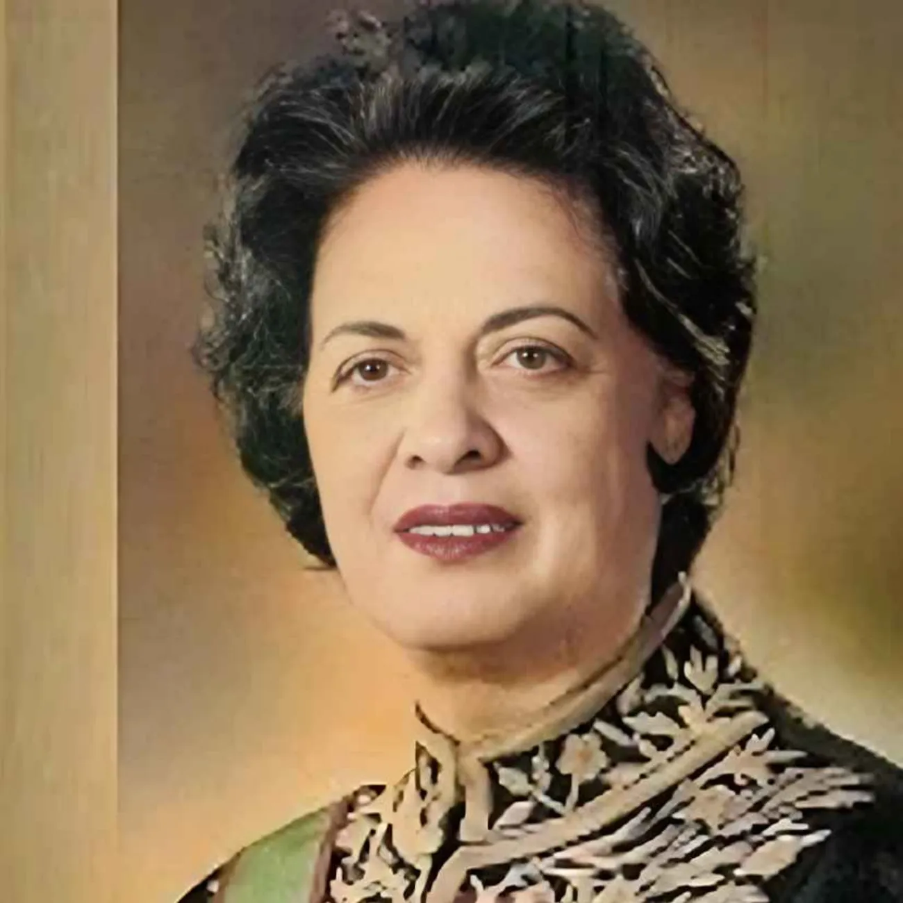 بشنوید | طنین تاریخ | قسمت هشتاد و پنجم از توسعه آموزش تا رفاه معلمان؛ گزارش فرخ رو پارسا در مراسم سال نوی تحصیلی و جشن سپاه دانش در سال ۴۹آب 