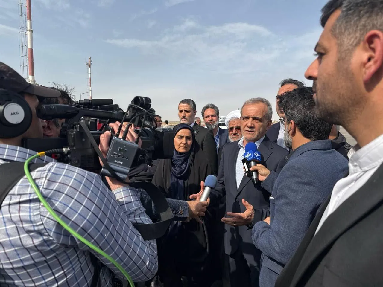 ظاهراً دکتر مسعود متوجه ابعاد و اطراف حادثه بندرعباس شد و خود را به بندر شهید رجایی رساند تا از نزدیک متوجه و نظاره گر اوضاع باشد