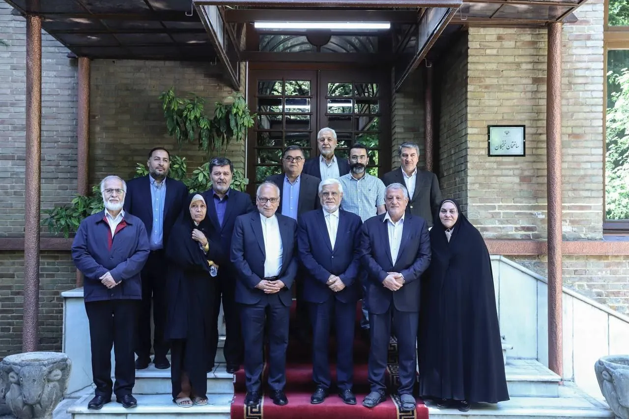  دیدار جمعی از اعضای دفتر سیاسی حزب کارگزاران سازندگی با عارف معاون اول رییس جمهوری 