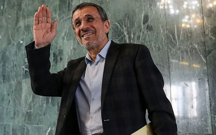  احمدی‌نژاد دیگر در آغاز سخنرانی اش، دعای فرج نمی خواند؛ بسم الله هم نمی گوید! /مبارک اصول‌گرایان باشد