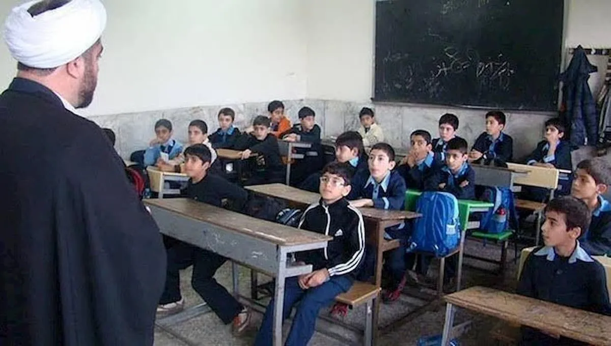  کیهان: چرا اجازه نمی دهید طلاب و روحانیون وارد آموزش و پرورش شوند؟/ باید این موضوع و بدسلیقگی را اتفاقی بدانیم؟
