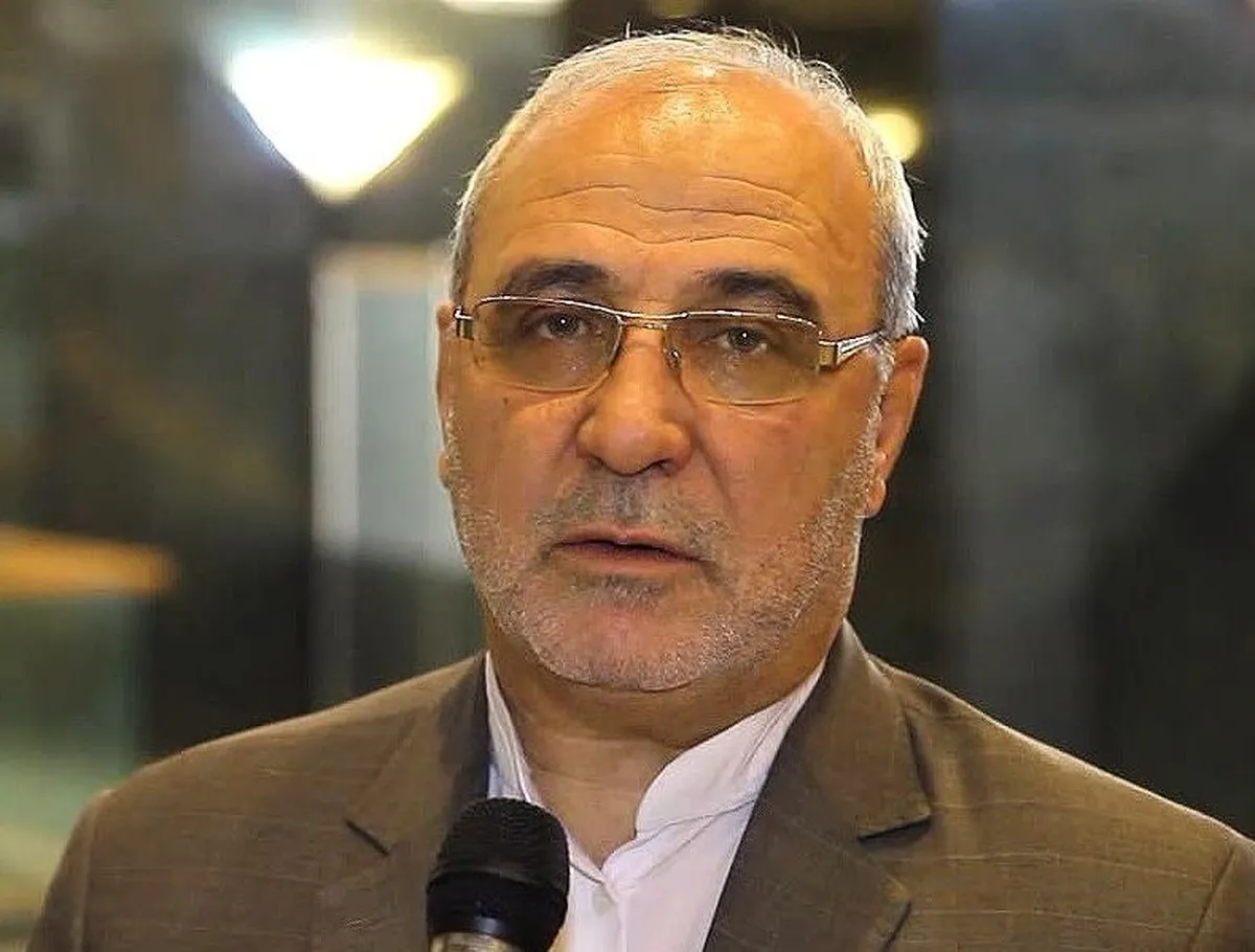 حاجی‌دلیگانی در میانه جنگ به مخالفت از وزیر پیشنهادی در حال صحبت است.