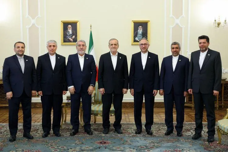  پزشکیان در دیدار سفرای جدید ایران در ۶ کشور: گسترش همکاری‌ها با کشورهای مختلف، ایران را در برابر تکانه‌ها مقاوم می‌کند