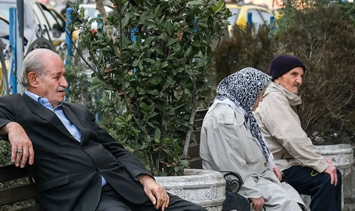 انتقاد مدیرعامل تامین اجتماعی از افزایش صوری دستمزدها در دو سال آخر/ بازنشستگان: چرا مستمری‌ها به اندازه خط فقر نیست؟! 