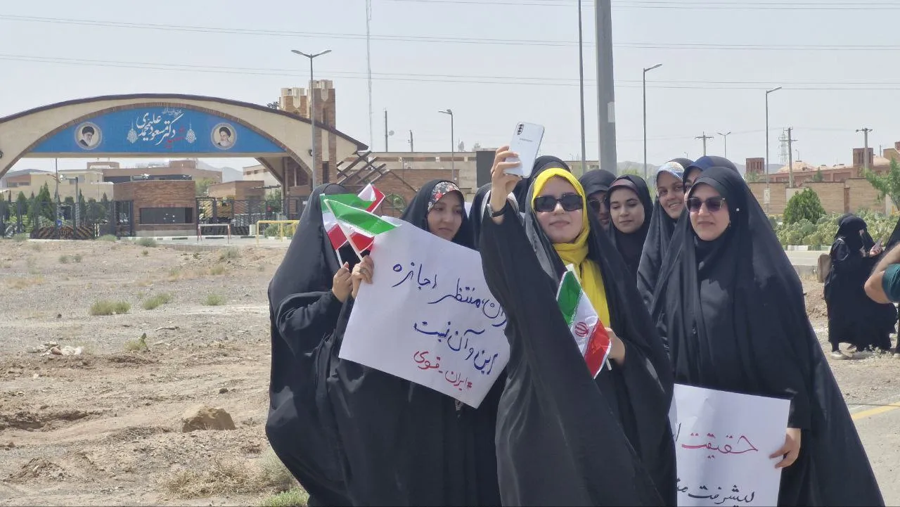  امروز، تجمع جمعی از دانشجویان در مقابل سایت هسته ای فردو در حمایت از غنی‌سازی