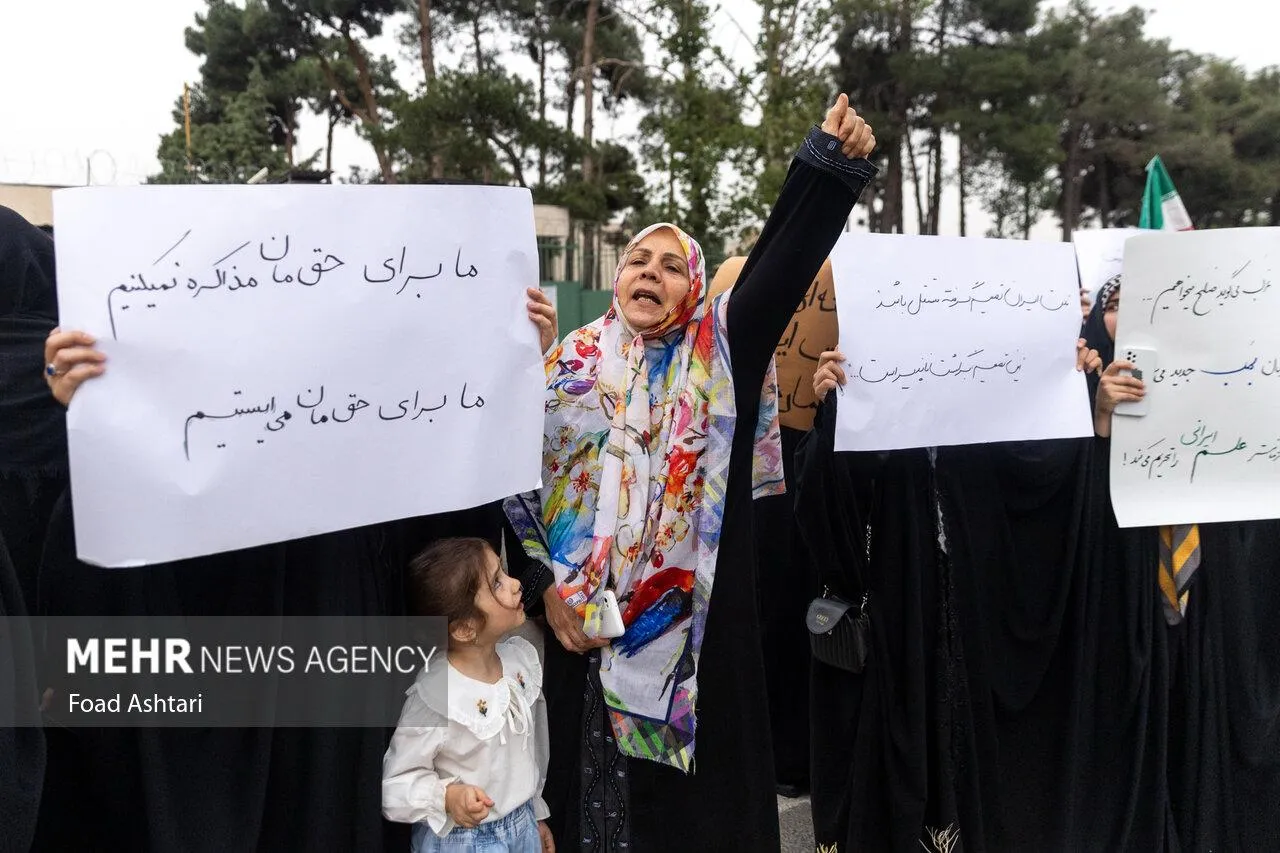  تصویری از تجمع دیروز مقابل سازمان انرژی اتمی در حمایت از غنی سازی اورانیوم