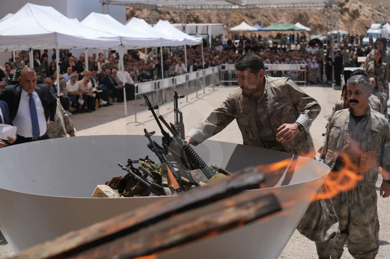  اولین تصاویر از امحای سلاح توسط عناصر پ.ک.ک