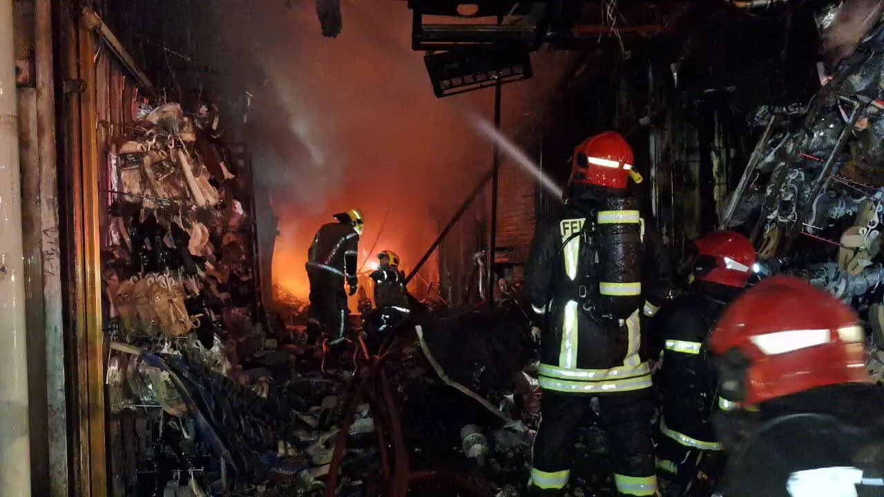 مهار آتش سوزی مجتمع تجاری در مشهد