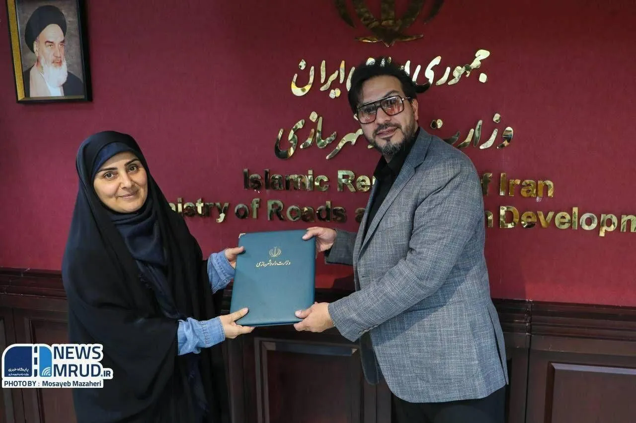 حامد شاکرنژاد، داور برنامه محفل صداوسیما و از حامیان سعید جلیلی در انتخابات اخیر، با حکم فرزانه صادق، مشاور فرهنگی وزیر راه و شهرسازی شد