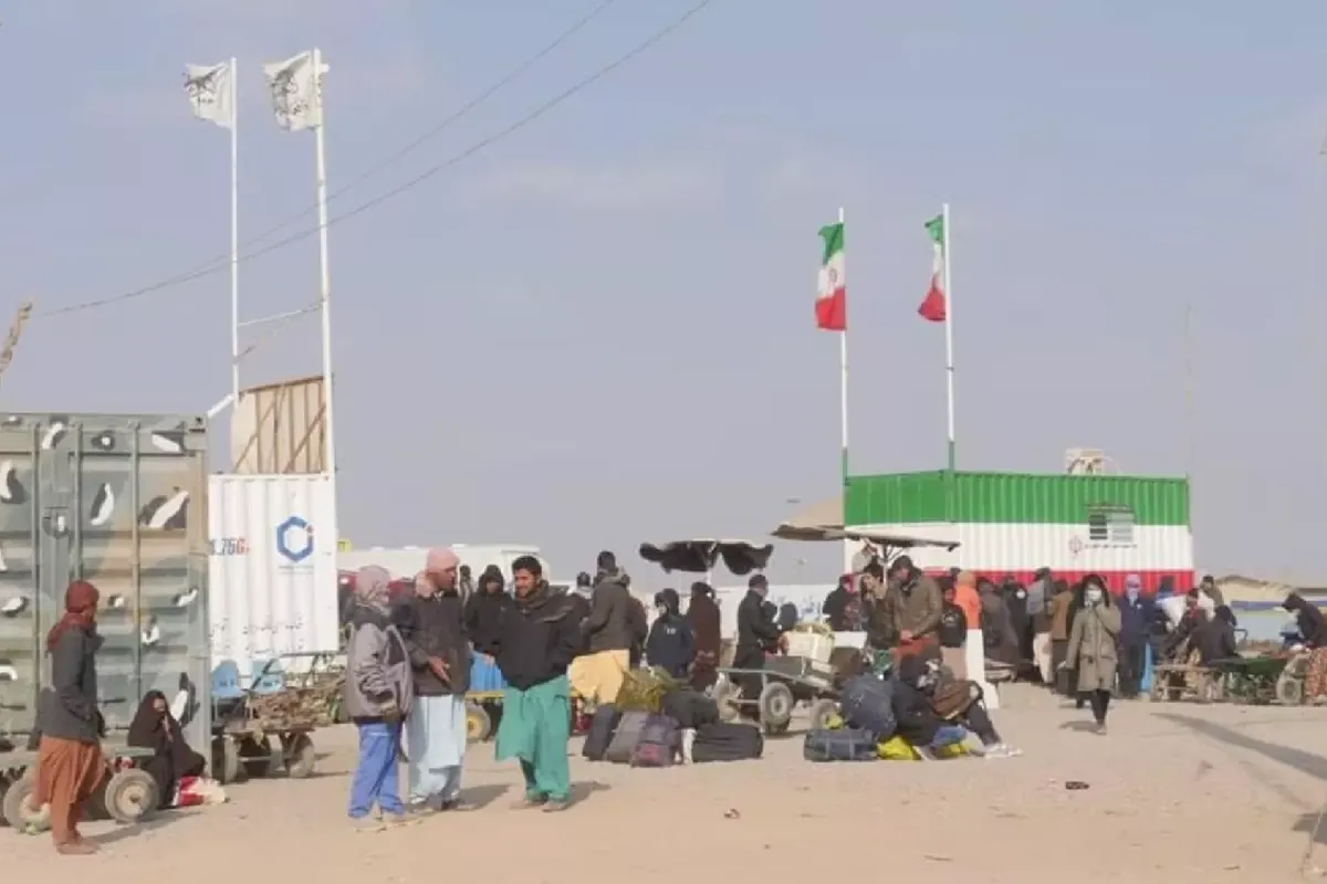  حسین جمشیدی، فرماندار تایباد: در پنج روز اخیر بیش از ۷۲ هزار تبعه و مهاجر افغانستانی غیرمجاز از دوغارون به سمت افغانستان بازگشت داده شدند./ مشرق