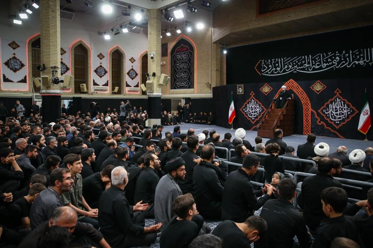 ایرنا: طبق روال هر سال، مراسم عزاداری ایام شهادت حضرت اباعبدالله الحسین علیه‌السلام در حسینیه امام خمینی برگزار شد